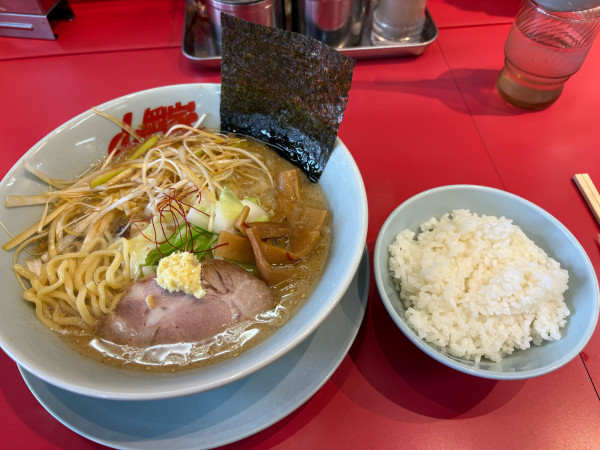 「限定、濃厚白みそとんこつラーメン950円、白髪ネギ、半ライス」@ラーメン山岡家 水戸城南店の写真