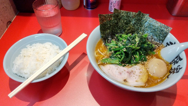 「半熟玉子ラーメン+ほうれん草+サービスライス」@家系らーめん 武将家 浅草店の写真