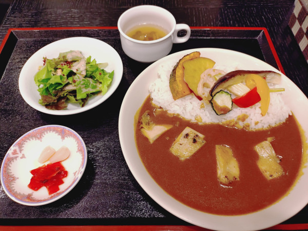 「（ランチ）野菜たっぷりチキンカレーライス　１３００円　※」@レストラン ギャラリーの写真