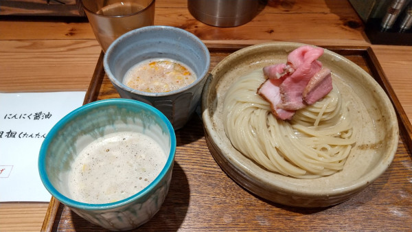「つけ汁2種つけめん+麺量50g増量 にんにく醤油+海老」@あいだやの写真
