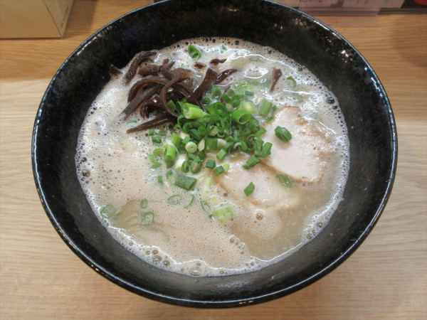 「博多とんこつラーメン(800円)」@博多とんこつらーめん ひゅうがの写真