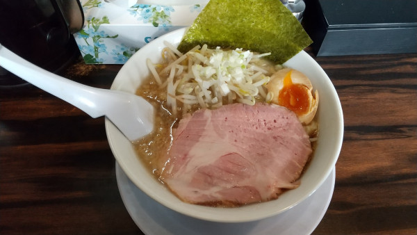 「背脂醤油ラーメン+ワンタン」@稲荷屋の写真