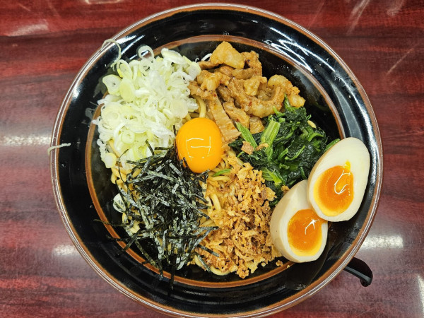 「旨辛ホルモンまぜそば」@ラーメン はにわ家の写真