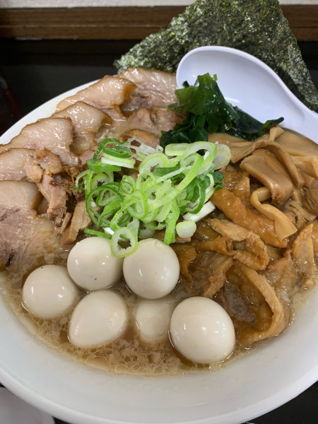 「チャーシューめん(うずらの卵鶏皮ﾁｬｰｼｭｰ)」@東京とんこつ。の写真