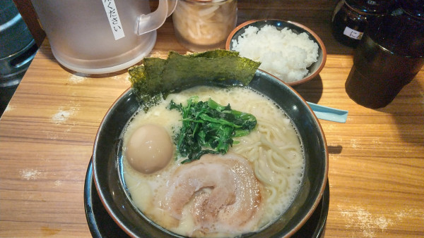 「家系ラーメン塩+味玉」@横浜家系ラーメン 壱角家 上野店の写真