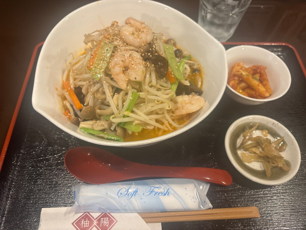 「海老塩ラーメン（小鉢・漬物）大盛り」@柚陽の写真