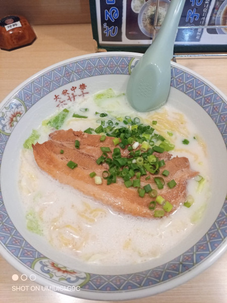 「ホワイトガウラーメン」@大衆中華 ホサナの写真