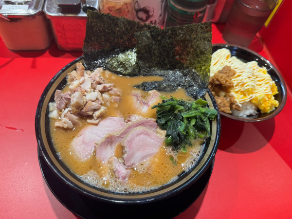 「チャーシューメン3枚＋半玉子まぶしごはん」@カズ家 行徳店の写真