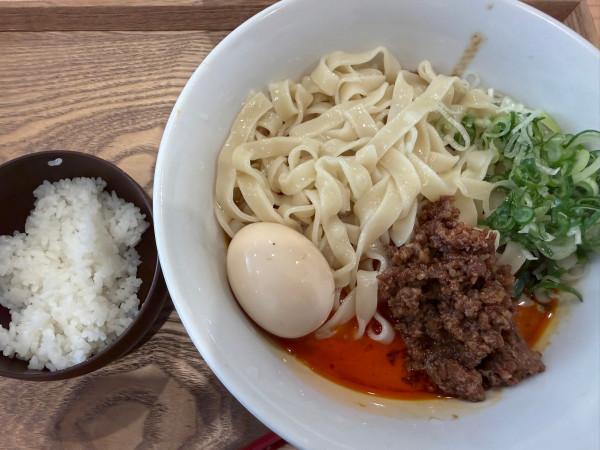 「冷やし汁なし担々麺と味玉とサービスライス」@麺屋 らいこうの写真