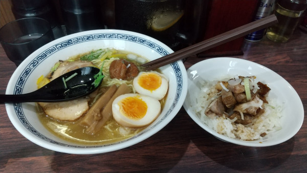「梅塩らーめん+味玉+チャーシュー丼」@中華そば 新の写真