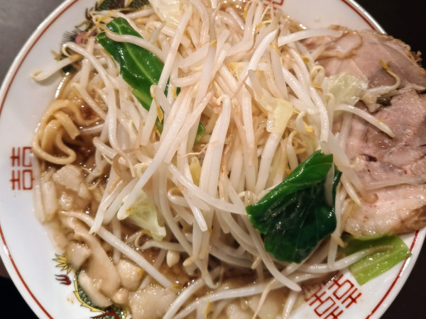 「醤油Sサイズ（150g変更）930円 生卵80円」@踊ろうサンダーバード 弘前店の写真