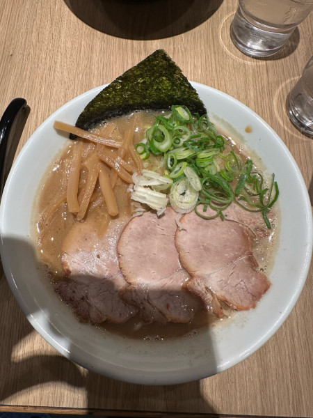 「やりすぎ煮干しラーメン」@とんこつらーめん俺式 純 東京ラーメンストリート店の写真