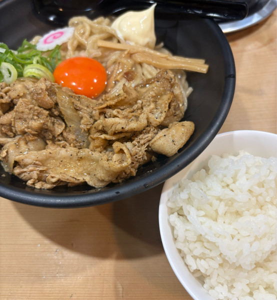 「肉玉まぜそば大＋サービスライス」@肉玉そばおとど 新宿2丁目店の写真