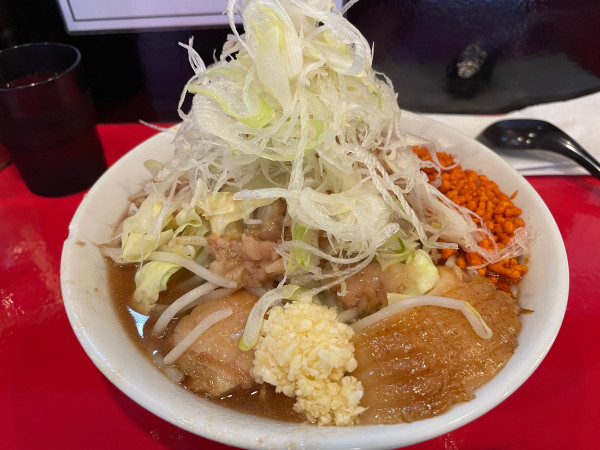 「ラーメン（小） ねぎ にんにく あぶら 辛揚げ」@ラーメン鷹の目 江古田店の写真