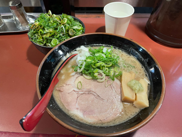 「濃厚豚骨ラーメン1,000+ねぎめし200」@らーめん 豚鬼の写真