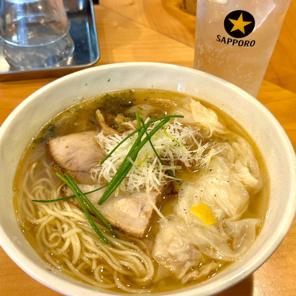 「塩ワンタンメン＋ハイボール」@町中華 さしろくの写真
