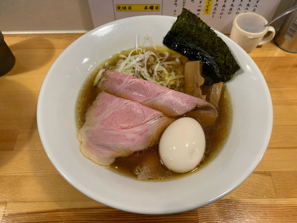 「醤油らぁめん＋味玉 980円」@らぁめん篠﨑の写真