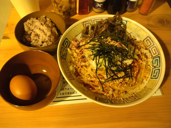 「辛肉まぜそば(中辛)まや¥1100+生玉子¥100-」@麺尊 RAGE 神田 交点の写真