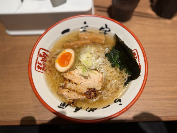 「函館塩らーめん 1080円」@函館麺や 一文字PREMIUMの写真