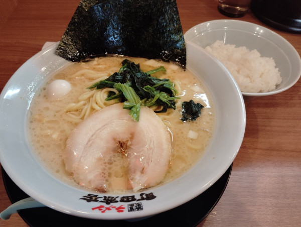 「醤油豚骨ラーメン 麺大盛り ライス」@町田商店 桑名店の写真