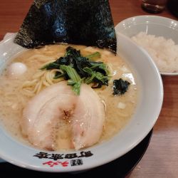 醤油豚骨ラーメン　麺大盛り　ライス