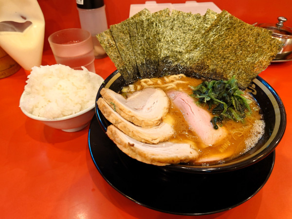 「ラーメン 煮豚 海苔 ライス✖️2 硬め濃いめ多め」@横浜家系ラーメン 大輝家の写真