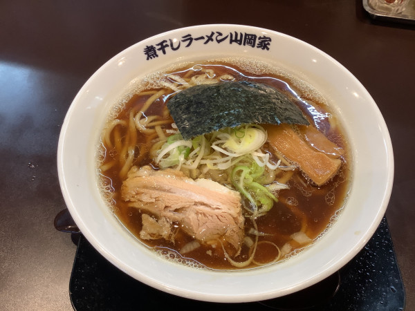 「あっさり煮干し醤油ラーメン（太麺）　810円」@煮干しラーメン山岡家 フォレストモール甲斐店の写真