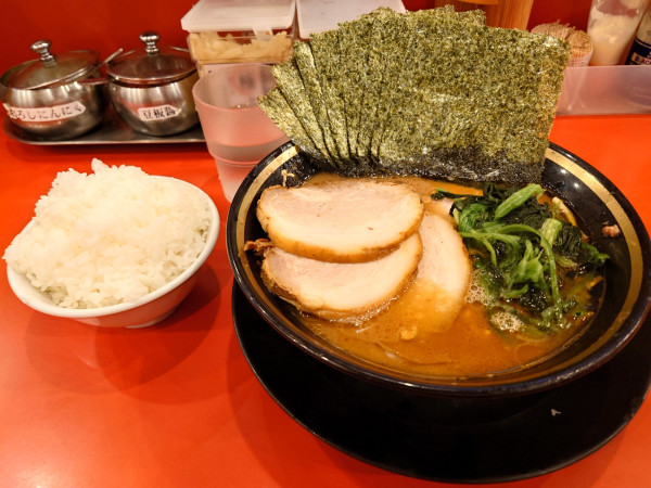 「ラーメン 煮豚 海苔  ライス✖️3 硬め濃いめ多め」@横浜家系ラーメン 大輝家の写真