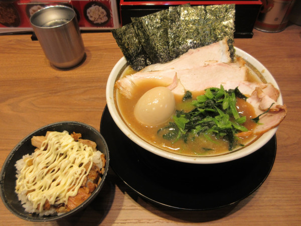 「チャーシューメン味玉(1300円)半チャーシューまぶし150」@との丸家 石岡店の写真