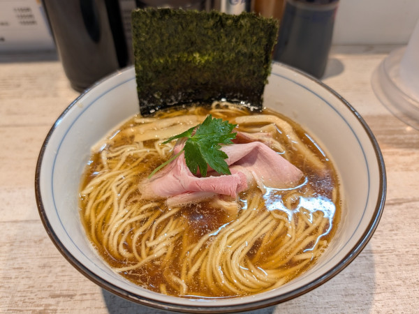 「伊吹いりこの中華そば（黒：1,100円）」@中華そば 四つ葉の写真