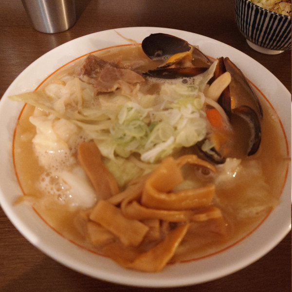 「豚白湯ペタペタスープのムール貝チャンポン」@らーめん とめ治の写真