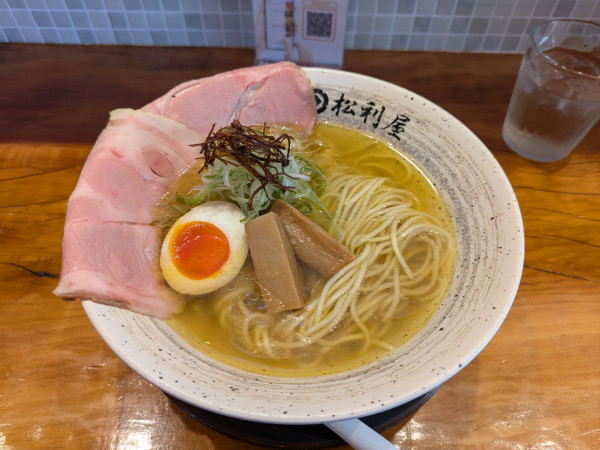 「白しょうゆ中華そば　980円」@自家製麺 地鶏中華そば 松利屋の写真