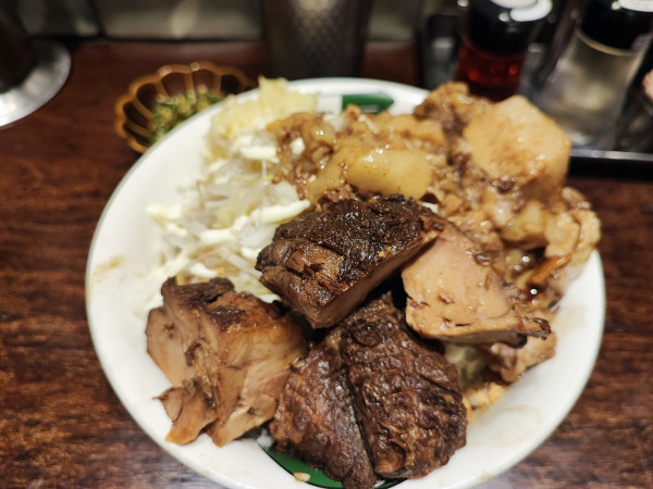 「汁無し（並）+トロ豚　※生卵抜き」@ラーメン 雷 東京本丸店の写真