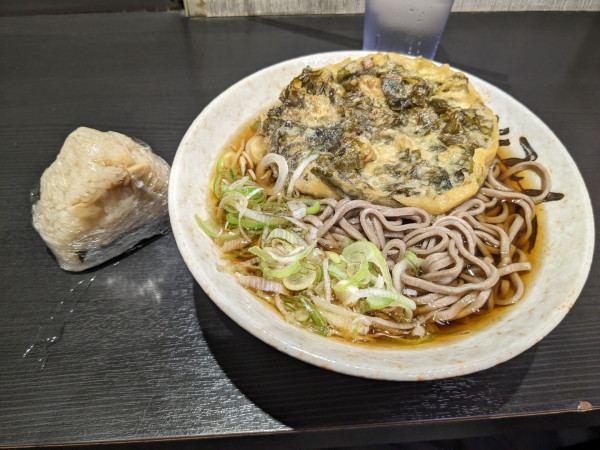 「野沢菜天そば570円、おにぎり150円」@丸政 小淵沢店の写真