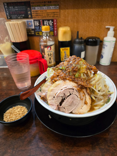 「小ラーメン　野菜マシ　アブラマシマシ　オマケフライドガーリッ」@ぶっ豚 聖蹟桜ヶ丘店の写真