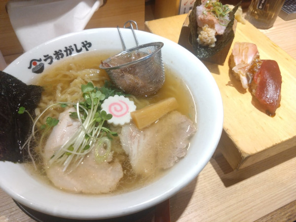 「追いかつおラーメン＋寿司3貫」@鮨とラーメン うおがしや 新橋店の写真