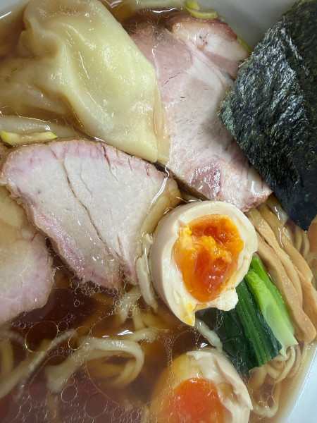 「ワンタン麺味玉入り1200円」@とら食堂 松戸分店の写真