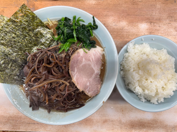 「ラーメン(中)+きくらげ」@横浜ラーメン 武蔵家 志木店の写真