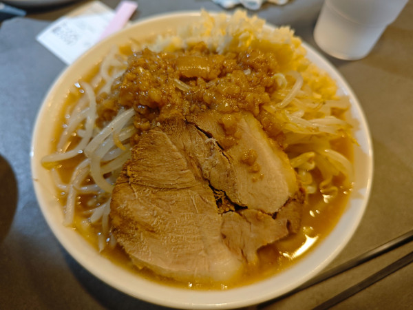 「ラーメン200g ＋生卵」@ラーメン山 なぜかの写真