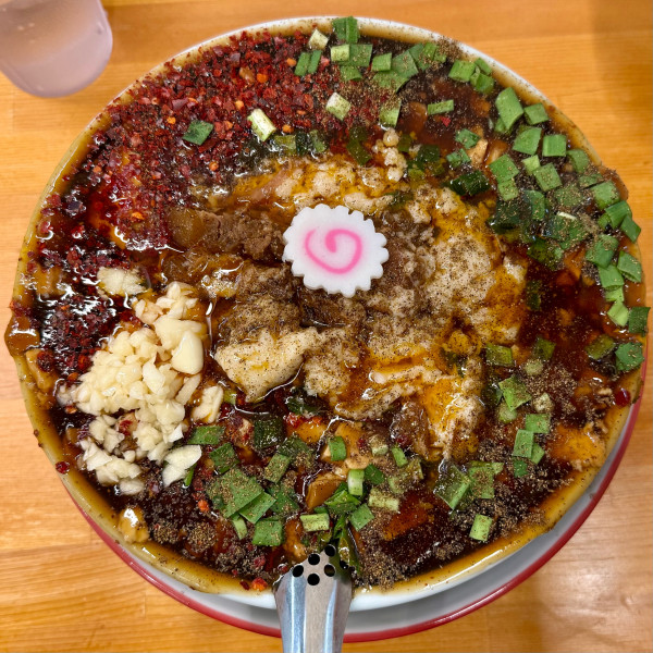 「旨辛痺麺（普通）¥1,150 真っ赤卵ポン玉 ¥100」@らーめん 護什番の写真