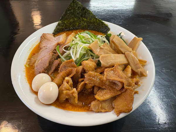 「辛味噌ねぎらーめん900円、鶏皮チャーシュー300円」@東京とんこつ。の写真