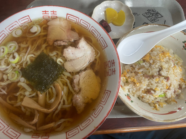 「Aセット：850円（醤油ラーメン＋半チャーハン）」@大連食堂の写真