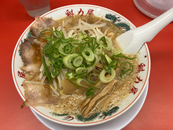 「京都背脂醤油ラーメン825円＋もやしトッピング110円」@ラーメン魁力屋 鶴川店の写真