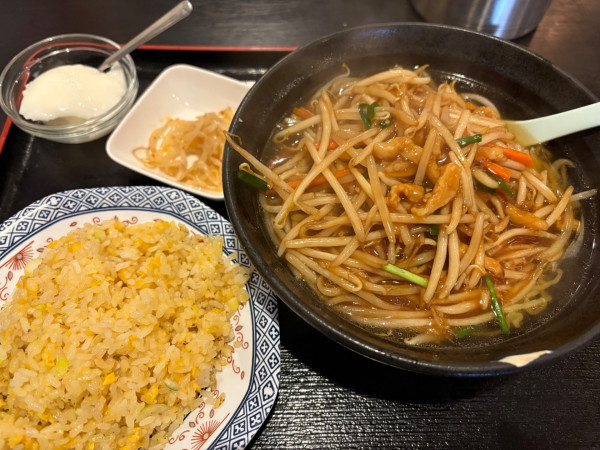 「豚肉とモヤシあんかけラーメンと半チャーハンセット880円」@中国料理 王記の写真