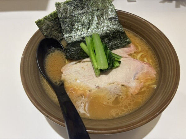 「ラーメン¥1000」@家系ラーメン 革新家 TOKYOの写真