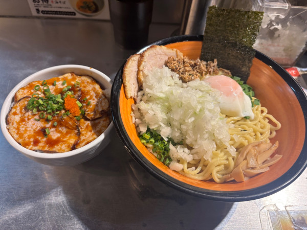「お得辛油そば大盛　ミニチャーシュー丼」@油や鹿鳴の写真