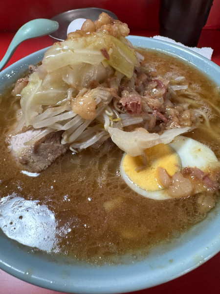 「ラーメン半分＋生玉子1,050+100」@ラーメン富士丸 明治通り都電梶原店の写真