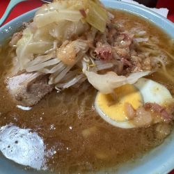 ラーメン半分＋生玉子1,050+100