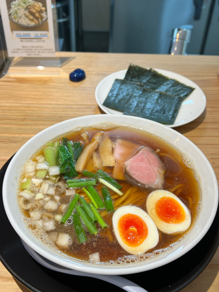 「濃いニボシラーメンしょうゆ」@にぼしらぁ麺なの花の写真