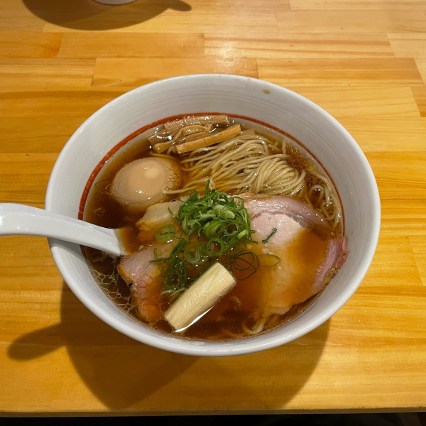 「らーめん正油+味玉」@川の先の上の写真